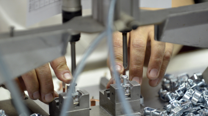 INS: Prețurile producției industriale au scăzut în martie față de luna anterioară