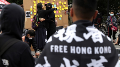 Poliția din Hong Kong arestează familia unei activiste pro-democrație (presă)