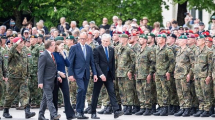 Țara din estul Europei în care Germania trimite o unitate militară permanentă, prima oară după Al Doilea Război Mondial