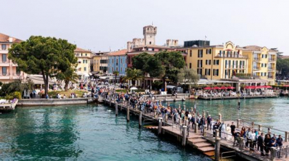 Un orășel pitoresc din Italia a fost luat cu asalt în weekend. Imagini cu mii de turiști care s-au călcat în picioare ca să intre