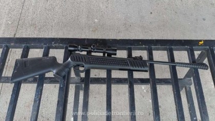 Percheziții la deținători de arme