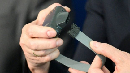 Un român din Irlanda de Nord acuzat de trafic de persoane a cerut să-i fie dată jos brățara electronică pentru a putea practica MMA