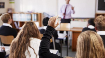 Reforma Bolojan dă rezultate: s-a extins abandonul școlar. La profesori! Sindicatele se așteaptă să fie aduși la catedră lipitorii de afișe ai partidelor, ca în anii ’50