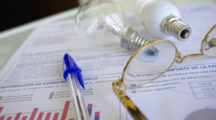 Facturile sunt la un pas să se dubleze. Ce ajutor ar putea primi românii vulnerabili de la stat