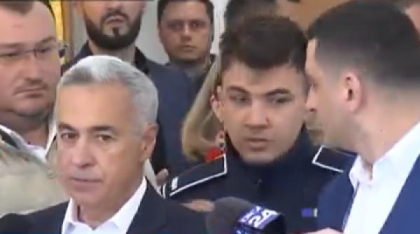 Simion și Georgescu s-au enervat pe polițiști pentru că nu avut voie să facă declarații în secția de vot: „Nu e frumos ce faceți”