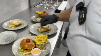 ANPC a dat amenzi uriașe pe litoral: Turiștii sunt serviți cu mâncare expirată, pregătită în mizerie