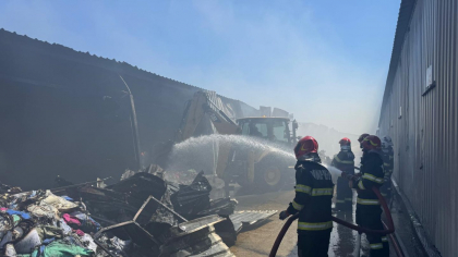 Poluare masivă în Bucureşti, după incendiul de la Dragonul Roşu. Garda de Mediu anunță depăşire de patru ori a valorii maxim admise