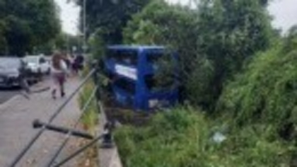 Momentul în care mai mulți elevi au strigat „o să murim” înainte ca autobuzul să se prăbușească într-un râu. VIDEO