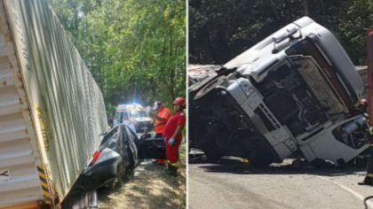 Accident teribil pe un drum județean. Un șofer a murit la volan, după ce un TIR s-a răsturnat peste mașina pe care o conducea