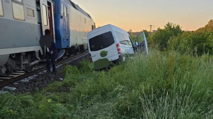 Accident între un tren și un microbuz cu 11 persoane