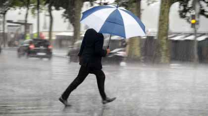 Ploi abundente și temperaturi scăzute în toată România. Vremea se răcește brusc