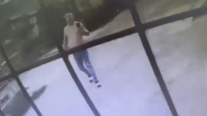 Patru frați au fost sechestrați și terorizați de tată, într-o comună din Dolj. Bărbatul i-a amenințat cu pistolul pe polițiști