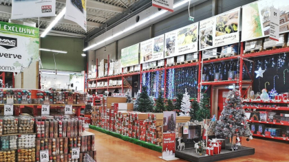 Au apărut deja decorațiunile de Crăciun în magazine. Clienții au rămas fără cuvinte când au intrat într-un supermarket din România