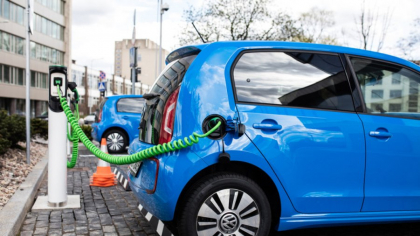 Companiile de închirieri auto ar putea fi obligate să cumpere doar mașini electrice. Proiectul pe care îl pregătește Comisia Europeană