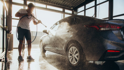 Cum îți speli corect mașina la o spălătorie self-wash. Trucul simplu pe care mulți șoferi îl ignoră