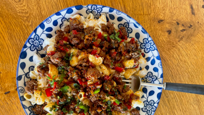 Rețeta verii 2025: paste cu iaurt și carne condimentată. Preparatul delicios care te salvează când nu vrei să stai mult în bucătărie