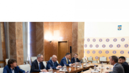 Mesajul Executivului după întâlnirea premierului Bolojan cu  cei de la agenţia de rating Fitch: Discuţiile s-au concentrat pe măsurile ce pot îmbunătăţi indicatorii financiari şi încrederea investitorilor . Guvernul României îşi reafirmă angajamentul ferm faţă de echilibrarea finanţelor publice şi implementarea unor politici economice responsabile