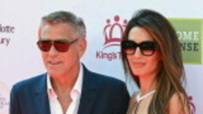 George și Amal Clooney, apariție de senzație pe covorul roșu, în Londra. Actorul de 64 de ani a revenit la părul grizonat