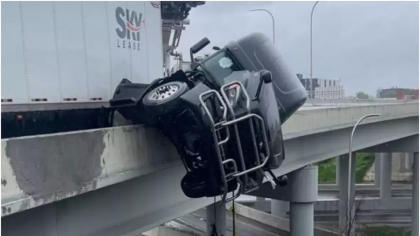 Apelul dramatic al unui șofer după ce cabina camionului său a rămas suspendată pe marginea unui pod, în aer. „Sunt pe punctul de a cădea! Nu vreau să mor".