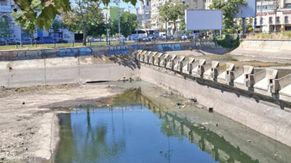 Pagina verde. Ce ascundea Dâmboviţa sub apă în centrul Capitalei: gunoaie, lăzi, cutii şi un miros greu de suportat „Nu prea e plăcut pe aici“, spunea un trecător