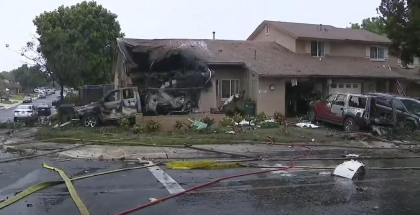 Un a vion de mici dimensiuni s-a prăbușit într-un cartier rezidenţiale din San Diego. Cel puțin 15 case și vehicule au fost cuprinse de flăcări