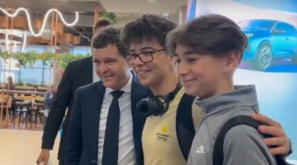 Înainte de a pleca în Polonia, Nicușor Dan a vorbit cu susținătorii la aeroport și a făcut poze cu tinerii. Nu a vrut să stea la VIP