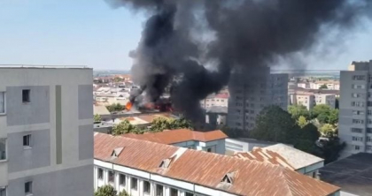 Acoperișul unui bloc din Slatina arde puternic. Focul s-a extins cu degajări mari de fum