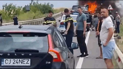 Microbuz în flăcări pe un drum din Botoșani. Opt pasageri și șoferul s-au autoevacuat în ultima clipă