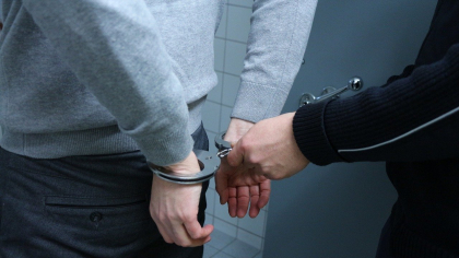 Profesor, acuzat de viol asupra unei foste eleve, minore. A fost arestat preventiv