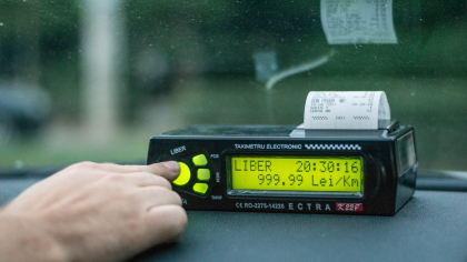 Diplomat nigerian, înșelat de un taximetrist român la o cursă Otopeni-București. Suma uriașă pe care a plătit-o