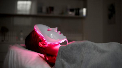 Noua metodă la modă de îngrijire pielii după care sunt înnebunite şi vedetele. De ce au devenit virale măştile Red Glow 