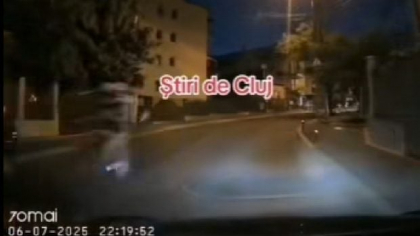 Momentul în care doi tineri pe motocicletă din Cluj aruncă din mers cu obiecte în mașini