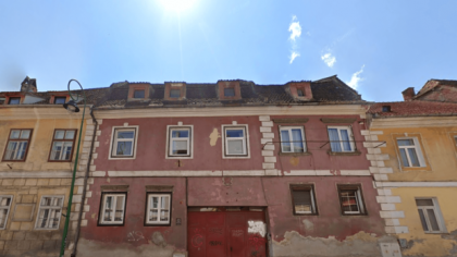 Cea mai veche casă locuită din Brașov, ridicată la 1700, a fost încadrată în clasa I de risc seismic. O parte din ea s-a prăbușit
