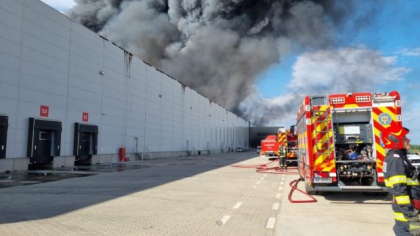 Incendiu puternic la un centru de logistică de pe Autostrada 1, a fost emis mesaj Ro-Alert. Norii uriași de fum se văd de la câțiva kilometri