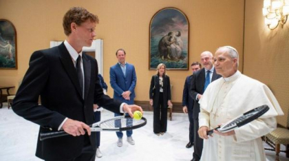 Sinner îi oferă Papei Leon XIV o rachetă de tenis: „Jucăm? ”