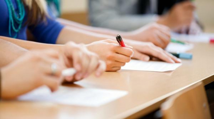 Semnificația viselor: Ce înseamnă când visezi că ai un examen și nu ești pregătit(ă)? Frica de eșec în somn