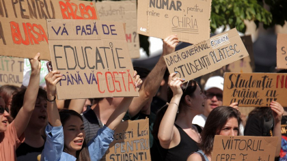Proteste față de tăierea burselor școlare! Care sunt bursele care mai rămân și care sunt condițiile?
