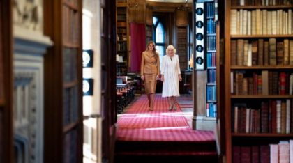 Imagini spectaculoase cu Melania Trump și Regina Camilla în vizită la Casa de Păpuși Windsor