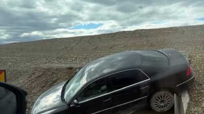 O mașină implicată într-un accident în urmă cu două zile, atracție turistică pe E85. „Încetineşti, mai faci o poză, mai un selfie”