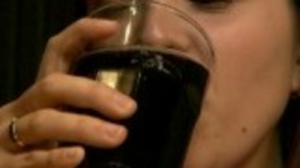 Studiu: Sucurile cu aditivi și coloranți sunt la fel de nocive precum alcoolul