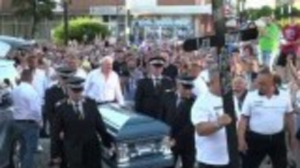 Ce scrie la intrarea clădirii unde a fost depus sicriul lui Mihai Leu, în Hunedoara natală