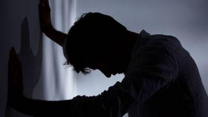 Singurătatea face tot mai multe victime. Obiceiul care îi ajută pe oameni să scape de izolare și anxietate