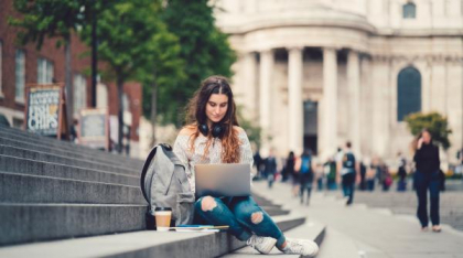 Cele mai bune țări din Europa pentru studenții străini care vor să și lucreze. Ce salariu pot câștiga în Marea Britanie, Franța, Olanda