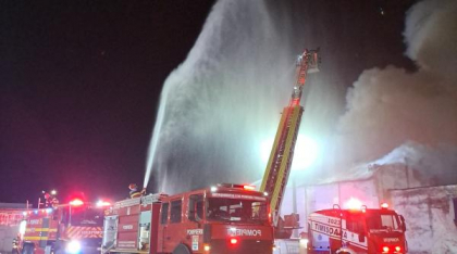 Incendiu uriaș în Timișoara, la o hală industrială. Oamenii au spus că au auzit explozii. Coloană densă de fum vizibilă în tot orașul
