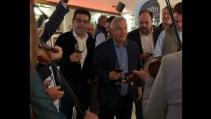 Viktor Orban, cu un pahar în mână, cântă într-un local din Cluj: „Nu plecăm de aici”. Ce a sărbătorit premierul maghiar I VIDEO