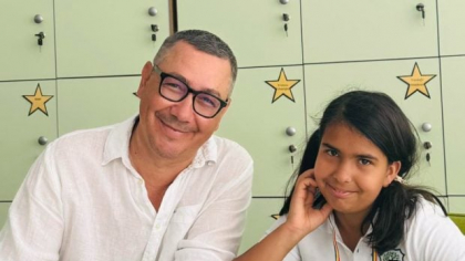 Imagini noi cu Maria, fetița adoptată de Victor Ponta și Daciana Sârbu. Deși au divorțat, cei doi au apărut împreună la școala micuței