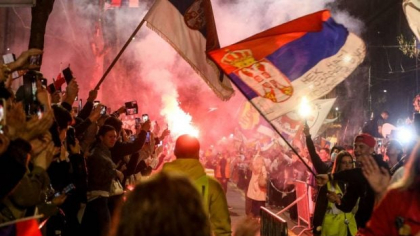 Cum au încercat demonstranții să „spargă” cordonul polițiștilor la protestele din Serbia și au căzut în capcana forțelor de ordine