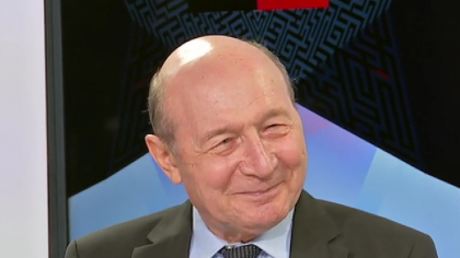Băsescu: „Văd că sunt tot soiul de grupuri și grupulețe care spun ‘să vedem cui dau eu voturile’. Sunt niște păcălici” / De ce crede că „Simion pierde” alegerile (VIDEO)