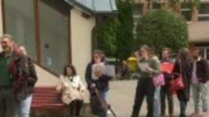 Cozi interminabile pentru înscrierea la examenul de titularizare, în Brașov. „Stăm în picioare ore în șir”