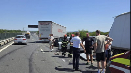 Carambol pe A1. 14 persoane, între care mai mulți copii, au fost rănite  FOTO